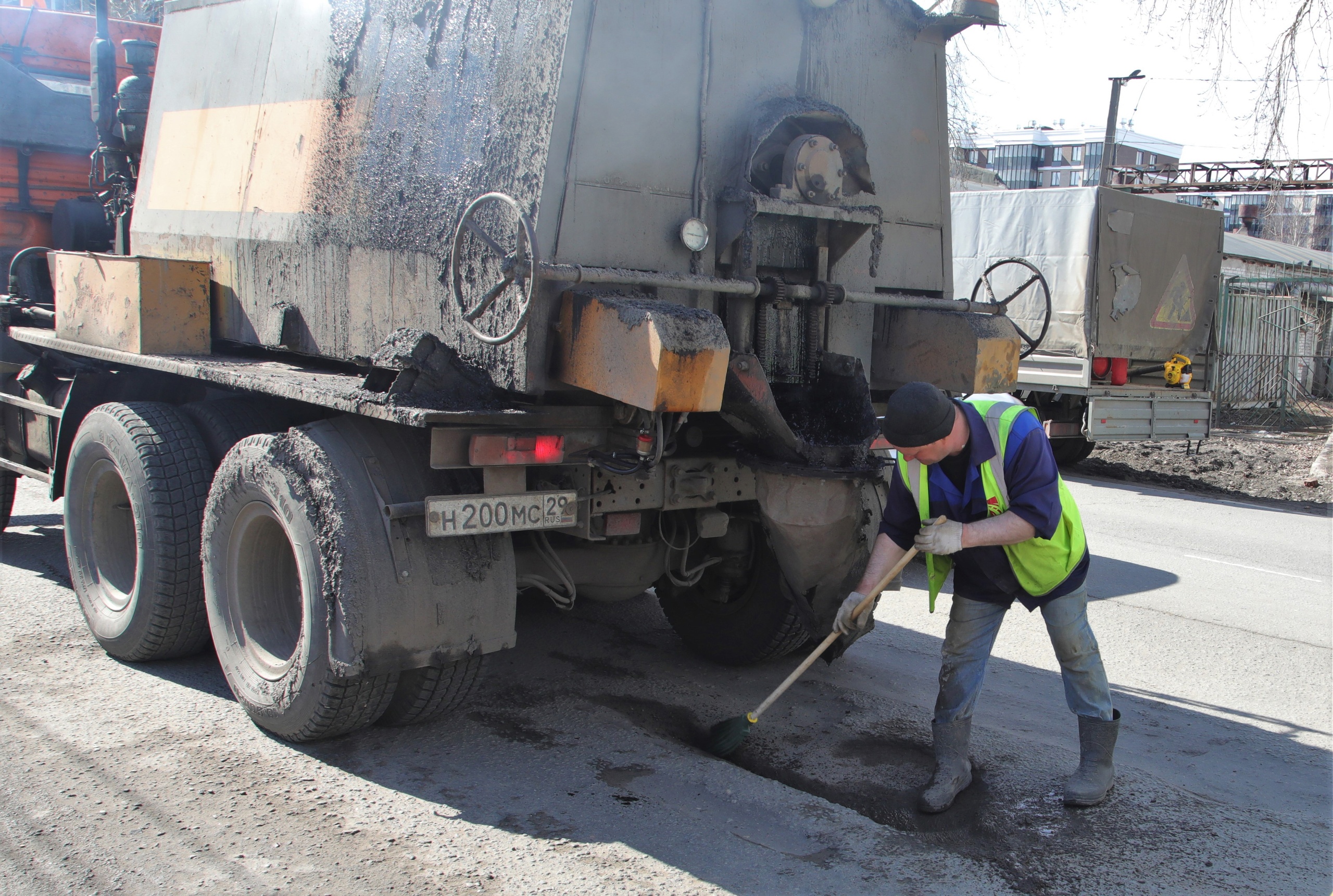 В Северодвинске идёт аварийно-восстановительный ремонт дорог.